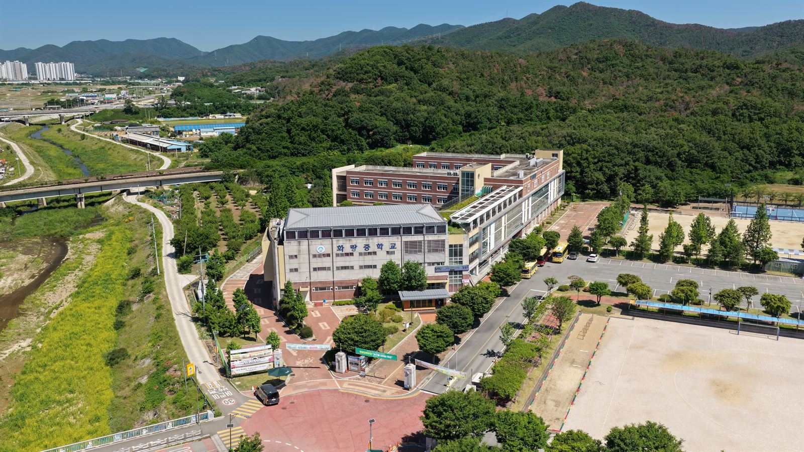 산자락 아래 자리한 화랑중학교 전경
